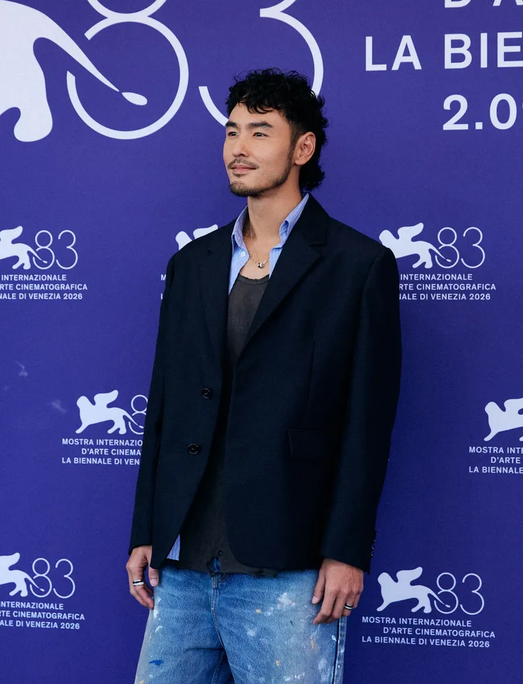 阮經天身著Balenciaga服裝搭配Boucheron珠寶，現身威尼斯影展首映記者會。一條龍虎豹國際娛樂有限公司提供