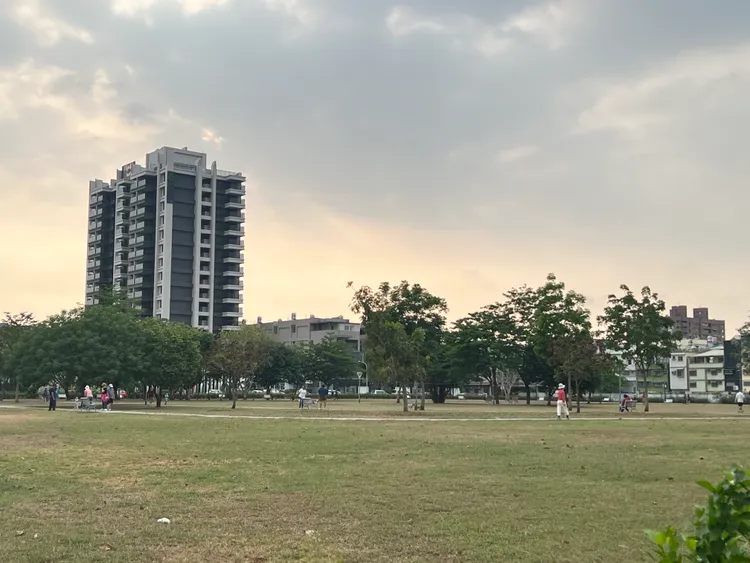 政策鬆綁看似便於銀行放款，但目前市場投資主力放在股市非房市，錢荒問題頗為嚴重。資料照片