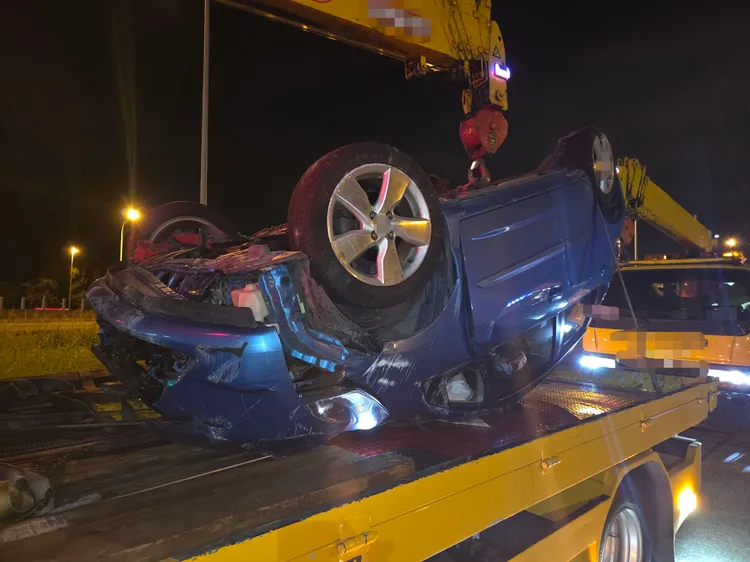 事故車輛拖吊。國道警方提供