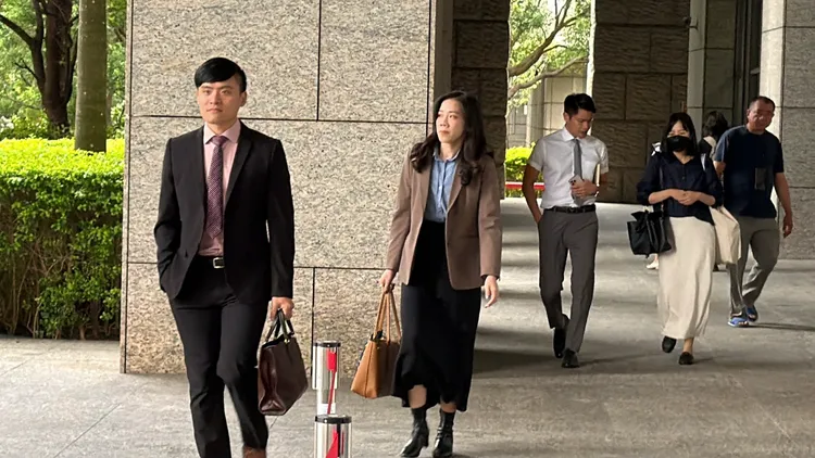 海基會前董事長鄭文燦收賄案，今合議庭傳喚桃園市前都發局長盧維屏出庭作證，公訴檢察官也抵達法院。張沛森攝