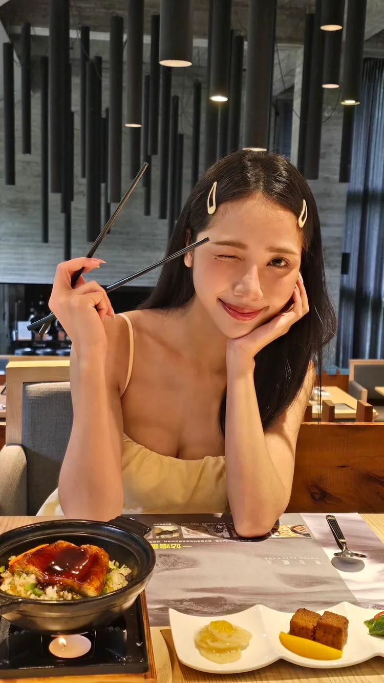 彭彭喜歡一個人享受夜的寧靜與泡麵的溫度。樂天桃猿提供