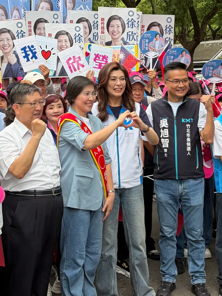 國民黨新竹縣長候選人、立法委員徐欣瑩3日，在國民黨主席鄭麗文、新竹縣長楊文科、新竹縣議會議長張鎮榮、副議長王炳漢、立委林思銘以及竹北市長候選人吳旭智等陪同下完成新竹縣長選舉登記。國民黨提供