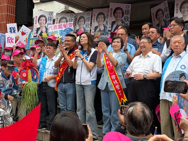 國民黨新竹縣長候選人、立法委員徐欣瑩3日，在國民黨主席鄭麗文、新竹縣長楊文科、新竹縣議會議長張鎮榮、副議長王炳漢、立委林思銘以及竹北市長候選人吳旭智等陪同下完成新竹縣長選舉登記。國民黨提供