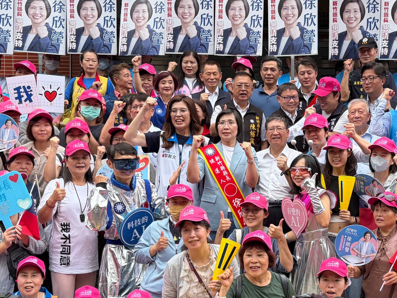 徐欣瑩今登記選新竹縣長 鄭麗文率多位大咖陪同