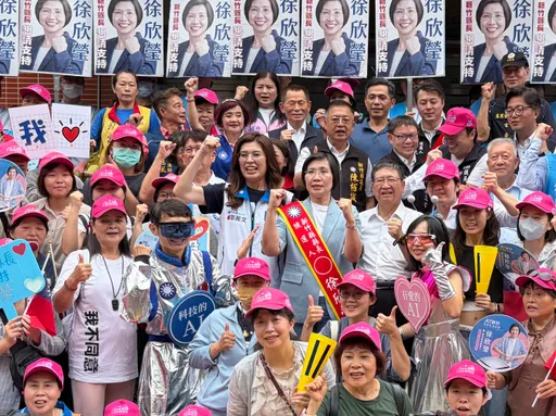 徐欣瑩今登記選新竹縣長　鄭麗文率多位大咖陪同