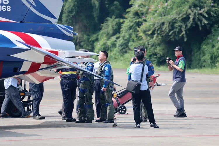 漢翔今（24）日完成最後2架勇鷹高級教練機交付，並於11點36分於空軍岡山官校落地，圖中為漢翔董事長曹進平。李俊毅攝