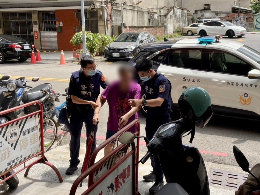 6旬婦路中跌倒遇熱心民眾 警助返家