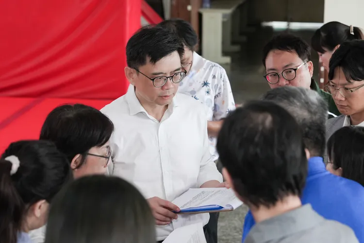 賴瑞隆前往前鎮區明正國小實地會勘「明正國小高雄市體操訓練館新建計畫」。翻攝畫面