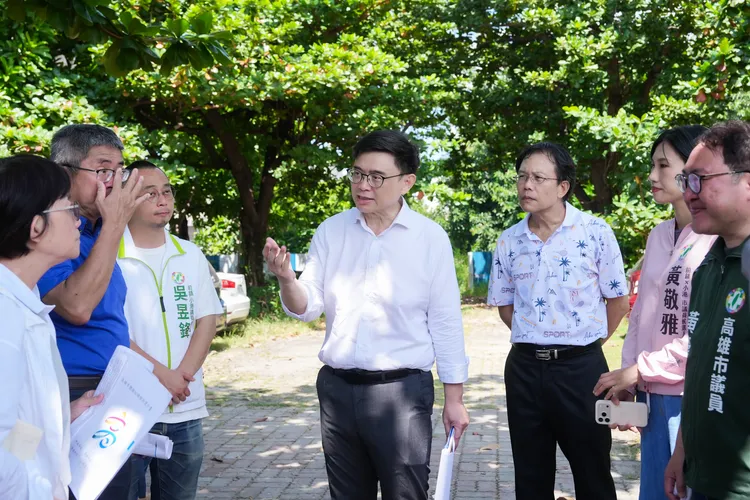 賴瑞隆前往前鎮區明正國小實地會勘「明正國小高雄市體操訓練館新建計畫」。翻攝畫面