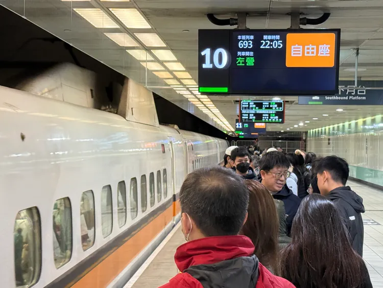 中秋連假返鄉高鐵自由座湧現人潮。攝影中心