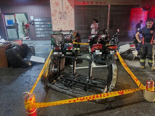 路旁沙發突竄火舌延燒4機車！新莊警火速鎖定拾荒男　他喊冤：打火機照明不慎引燃