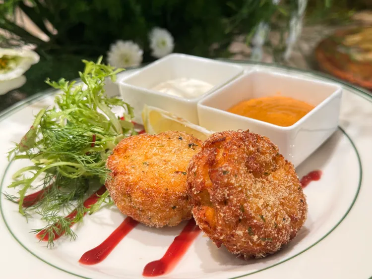 馬里蘭蟹肉餅外層酥脆、裏層鮮嫩多汁。業者提供