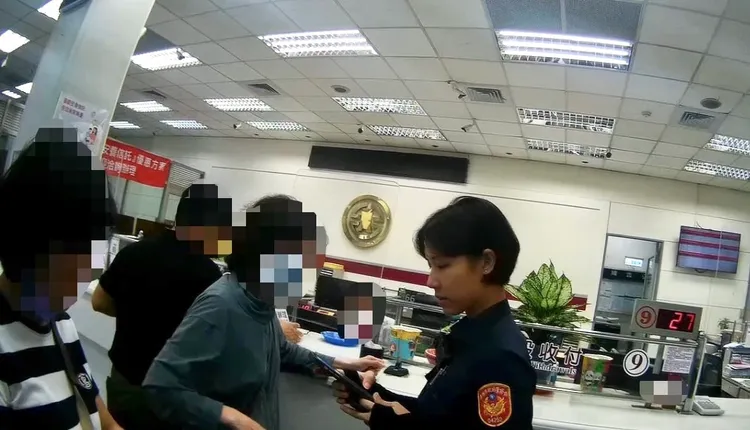 警方向民眾說明投資風險及常見詐騙手法。翻攝畫面