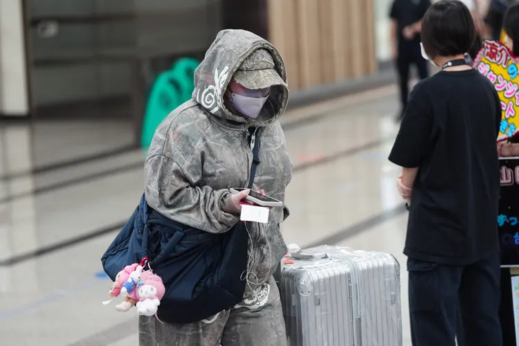 渡邊直美包緊緊，口罩、帽子上還套上外套帽子，包包上掛著3隻美樂蒂娃娃，十分吸睛。彭欣偉攝