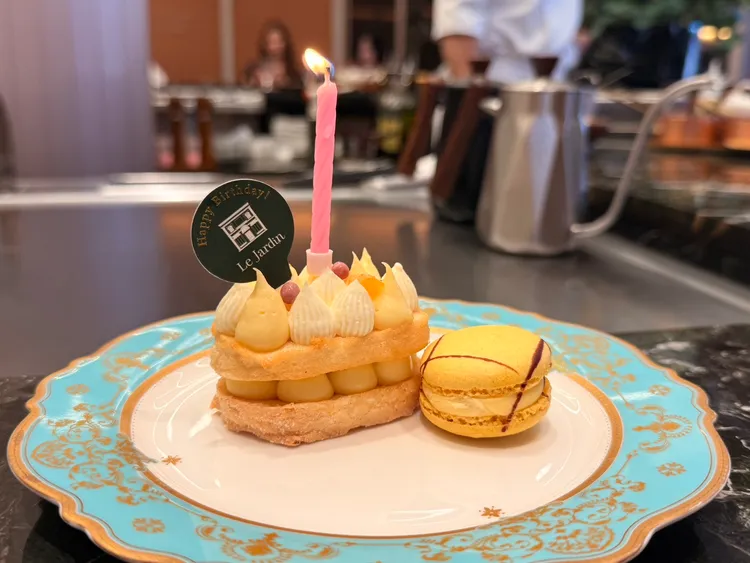 主廚特製生日馬卡龍，為壽星留下專屬的一口甜蜜祝福。陳揚盛攝