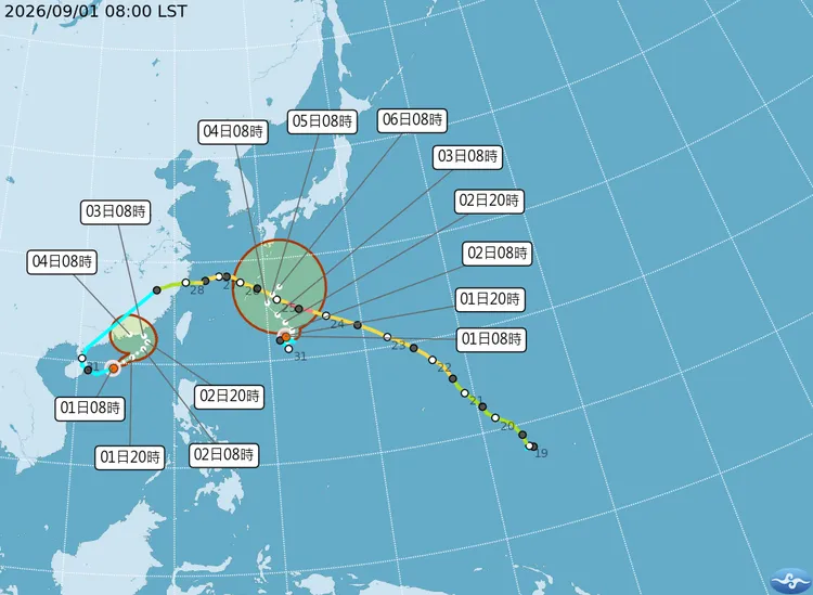 中央氣象署今日上午發布沙德爾（左）、科羅旺颱風的路徑預報。中央氣象署