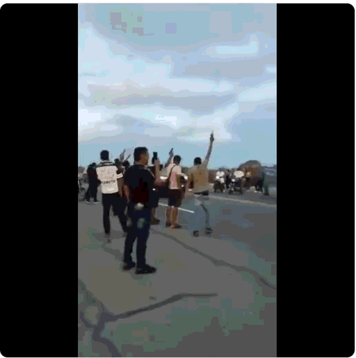 黑幫葬禮變武裝遊行　持槍沿街放炮穿越城市