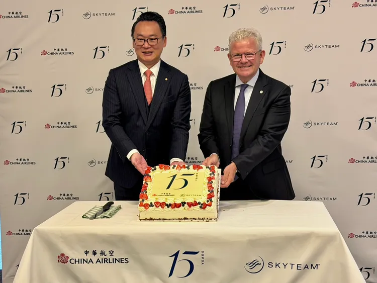 華航總經理陳漢銘、天合聯盟執行長Patrick Roux與15週年慶祝蛋糕合影。莊偉祺攝