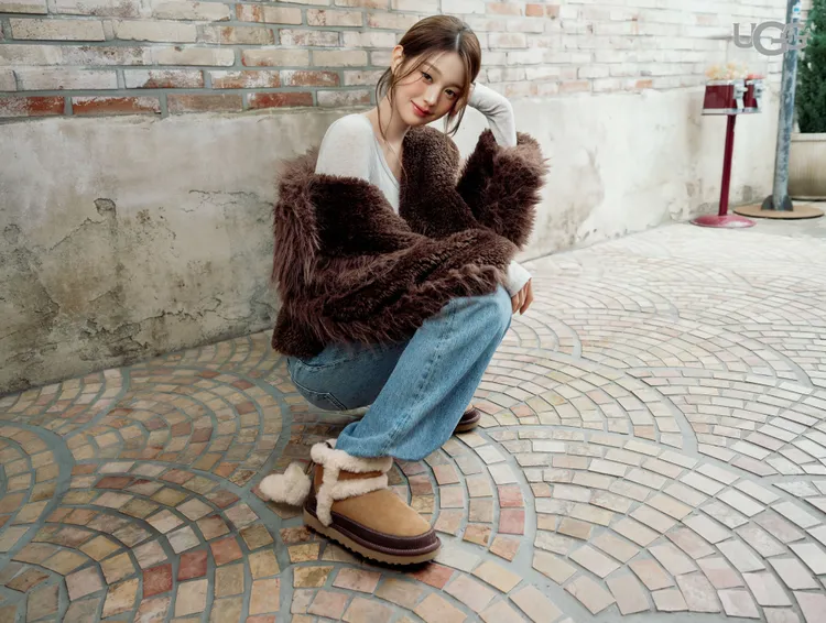 張員瑛同款UGG Classic Mini復古毛絨飾邊經典短靴，8480元。品牌提供
