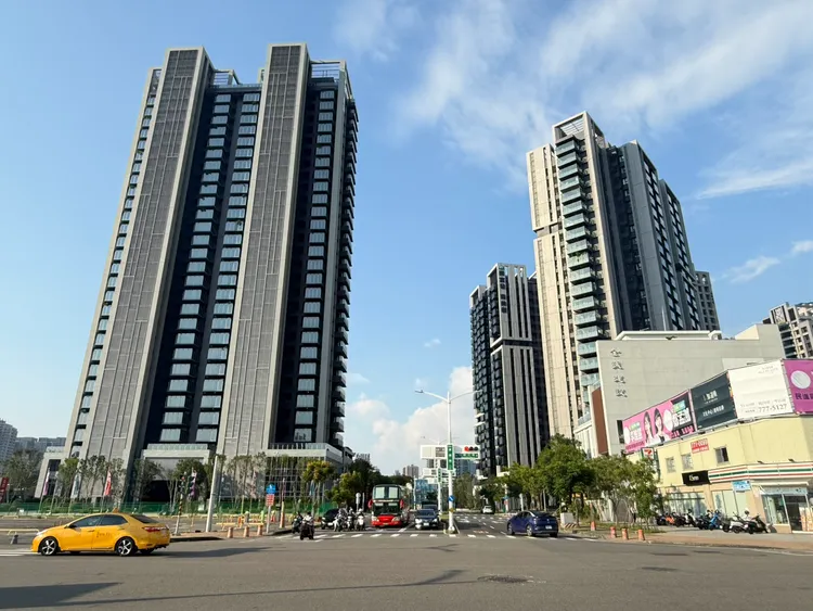 美都路將區域一分為二，西側建案相對較少，房價主力坐4望5，東側新成屋則見最低3字頭中段。葉家銘攝