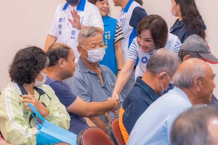 柯志恩拜訪農會尋求支持。翻攝畫面