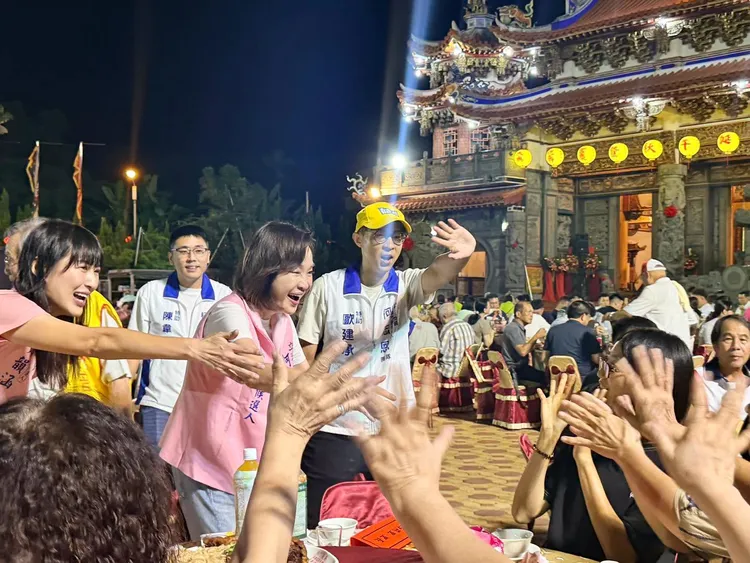 柯志恩拜訪岡山地區寺廟。取自柯志恩臉書