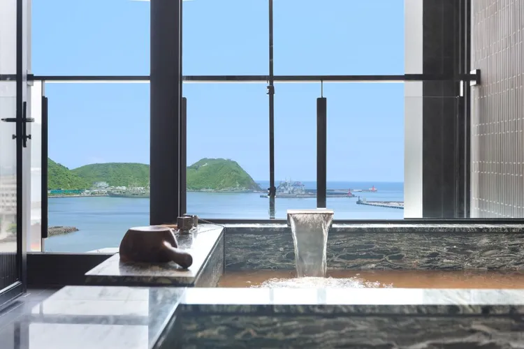 蘇澳四季雙泉館，獨擁國際級黃金雙湯與絕美日出海景。煙波國際觀光集團提供