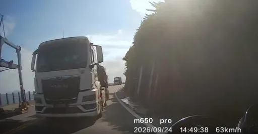 驚魂！砂石車違規逆闖雙黃線險撞重機　業者遭負評灌爆（影）