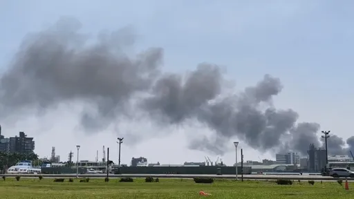旗津漁港傳火警！3艘漁船延燒陷火海　港市消防隊搶救中