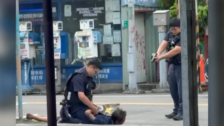 員警持槍嚇阻，鄭男頓時變成「小孬孬」，乖乖趴地配合，被壓制上銬強制就醫。鄭先生提供
