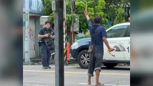 神壇前持刀揮砍！莽男嗆警「你過來啊」　拔槍一出立刻趴地