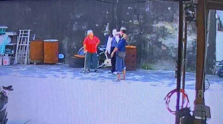 社工找上家屬要將鄭男送醫治療，他情緒失控大鬧，對著老母親（紅衣者）嗆聲。鄭先生提供
