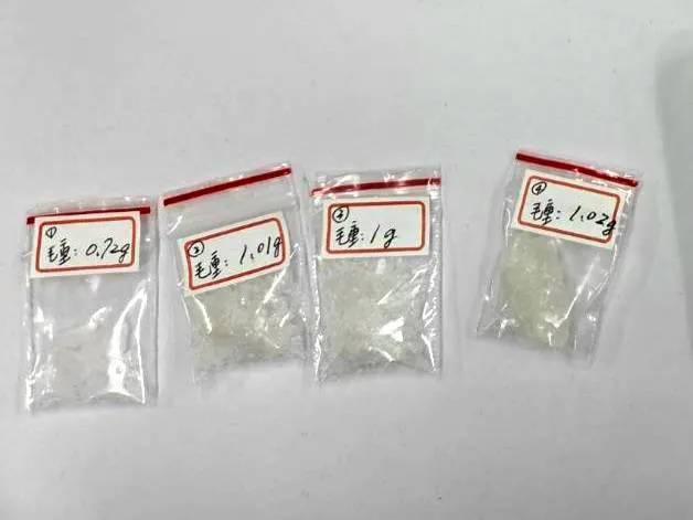 警方於董女身上查獲一級毒品依托咪酯菸彈5顆、二級毒品安非他命4包。翻攝畫面