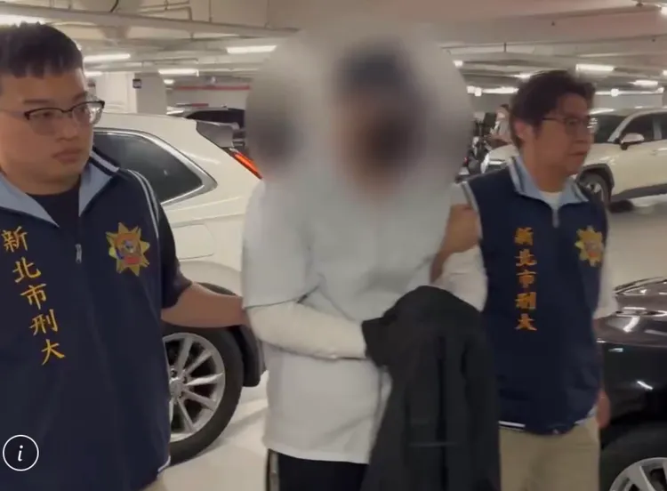 陳威達一身白色襯衫至刑事局投案，2013年他曾涉入立法院附近槍擊案件。翻攝畫面
