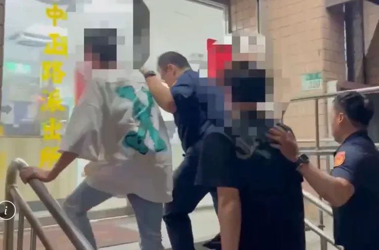 2男凌晨違規停車爬橋塔，警追監視器逮人。翻攝畫面
