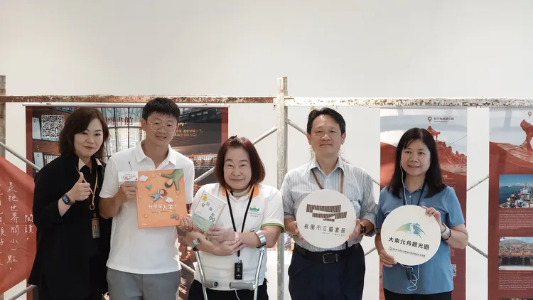 貴賓合影包括桃知道營運長徐佩祺、策展人方子維、北觀處鍾文君科長、桃園市立圖書館施照輝館長、東北角風管處游麗玉處長。館方提供