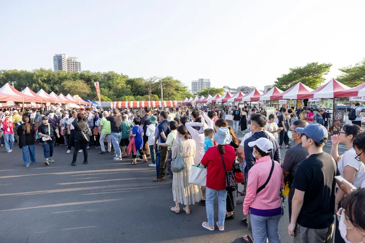 今天下午開放進場就湧入排隊人潮。主辦單位、何沐攝影