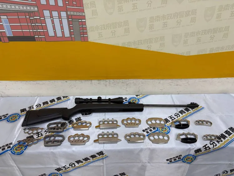 台南警方查獲改造長槍1把及手指虎16個等證物。翻攝畫面