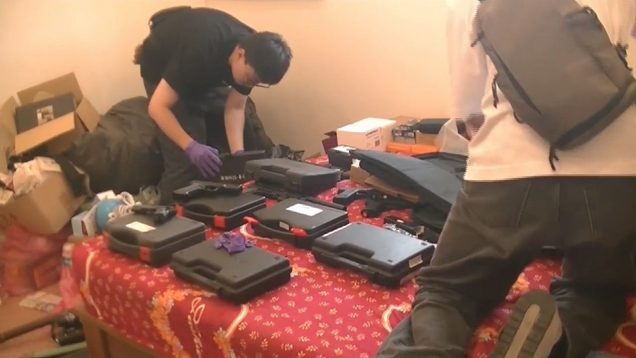 選前淨化治安!臺南警方網路巡邏 跨縣彰化查獲改造長槍及16個手指虎