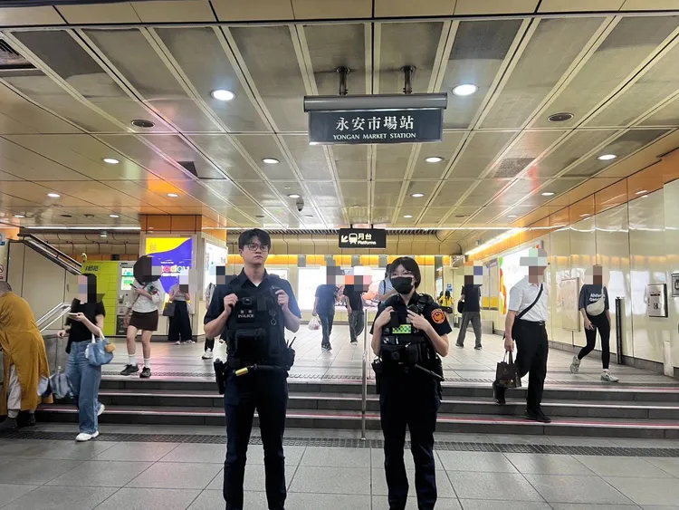 新北警察局加派員警於捷運站守望。翻攝畫面