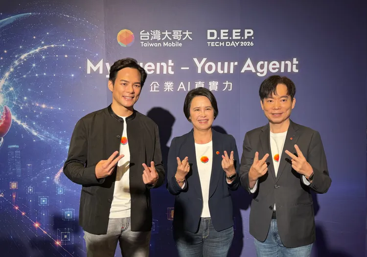 台灣大哥大總經理林之晨（左）表示，今年企業事業營收成長逾2成、表現超越預期，AI算力與應用需求同步升溫，也帶動企業網路及語音業務成長。資料照