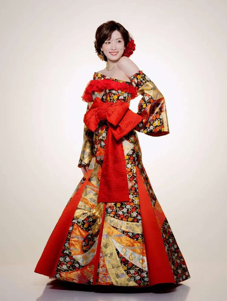 永野芽郁被貼上小三後沉寂一段時間，還無法在電視台頻道露面，只能接演串流平台的戲劇。圖為她在DMM TV《ヒマチの嬢王》的陪酒小姐造型。翻攝naganomei_staff IG