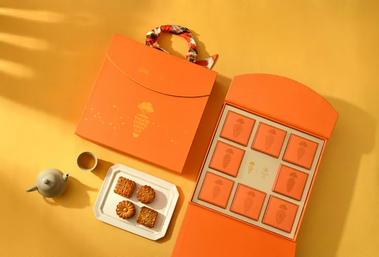 Carrot Moon卡蘿夢中秋月餅禮盒推出三階段優惠方案，滿10盒再贈葉之．藏禮盒乙盒。VDS活力東勢提供