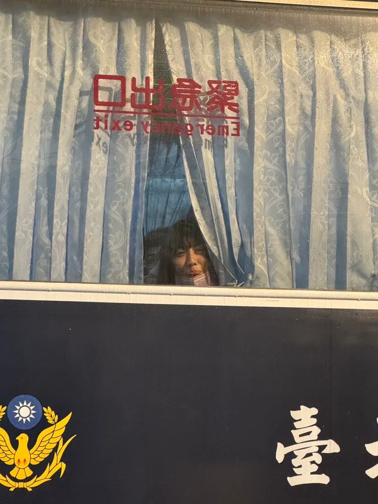 陳品瑄2024年曾在西門町某間德州撲克協會以荷官身分遭警方帶走，圖為陳女當時上警車畫面。讀者提供
