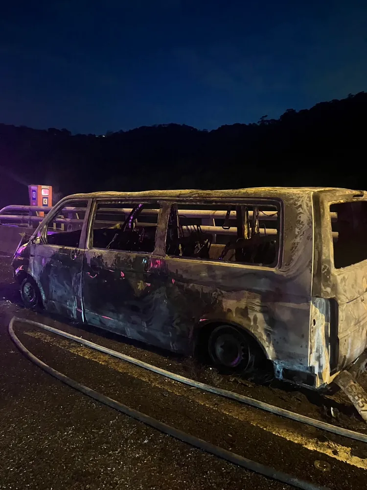 廂型車燒得面目全非，只剩下骨架。翻攝畫面