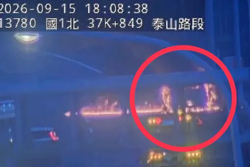 國1五楊高架驚傳火燒車！　駕駛聞異味急停路肩「6人驚逃」
