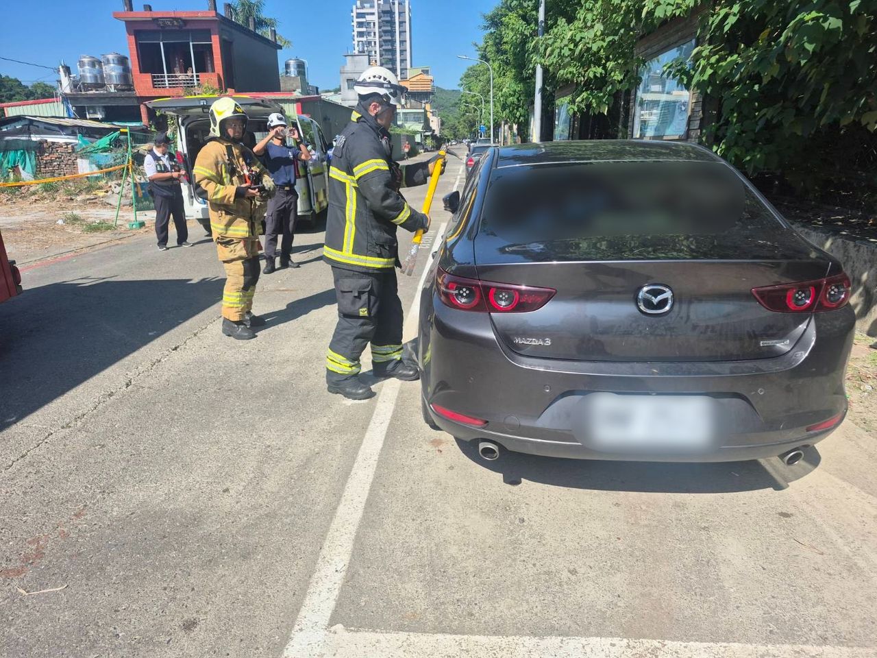 左營路邊車格自小客車內一男一女死亡!警方調查釐清報請相驗