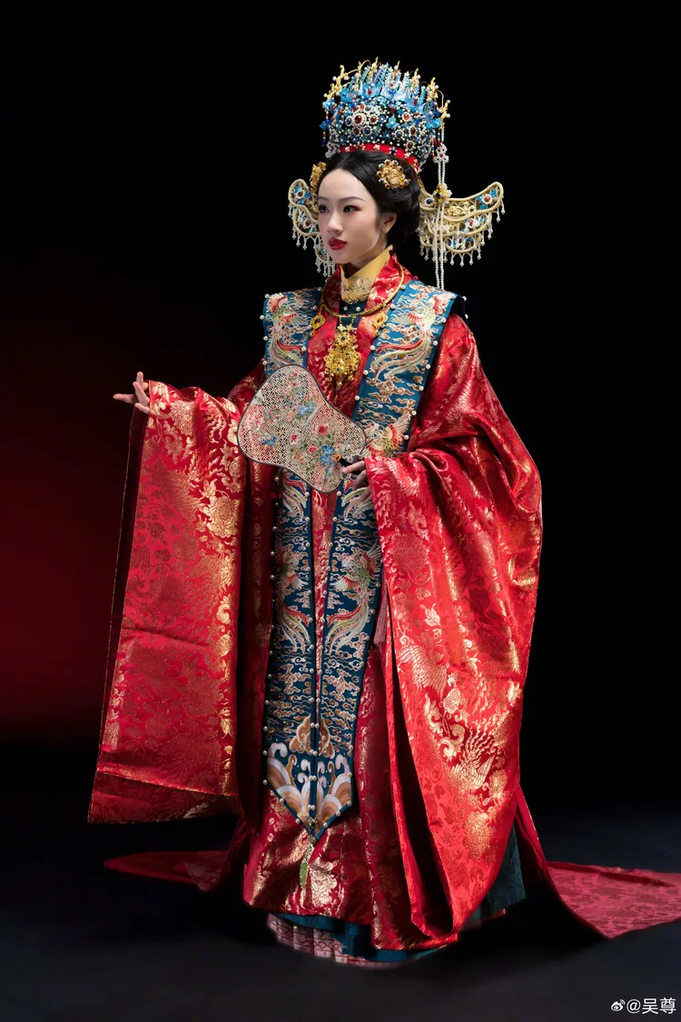 吳尊女兒穿戴華麗的鳳冠霞帔。翻攝吳尊微博