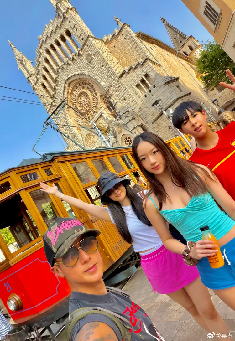 吳尊一家四口常出國旅遊。翻攝吳尊微博