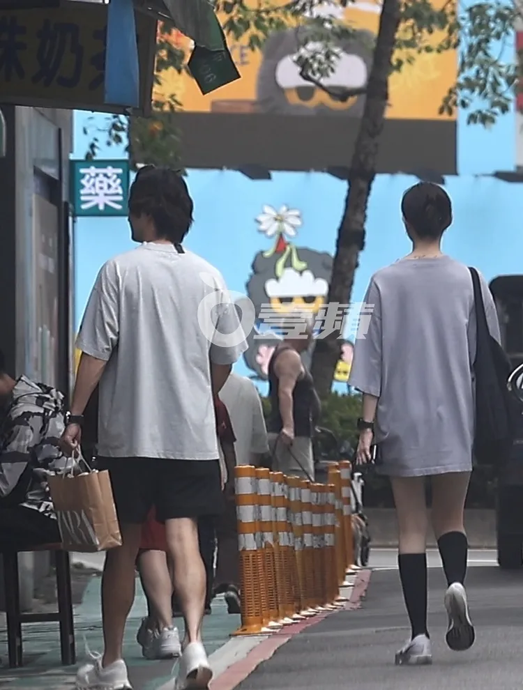 古斌（左）和愛妻Yoko逛完ZARA，提著戰利品繼續漫步東區街頭。特勤中心攝